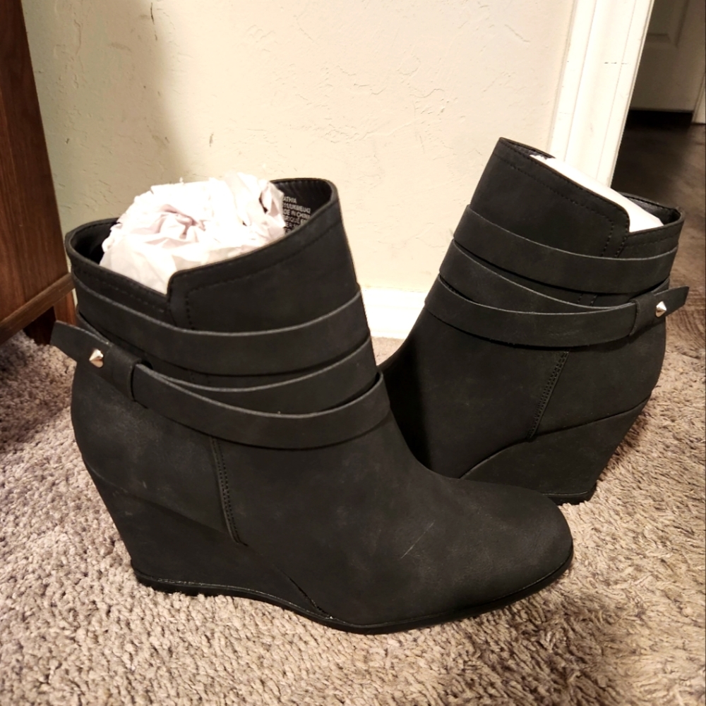Shoe Dazzle Evathia Wedge
